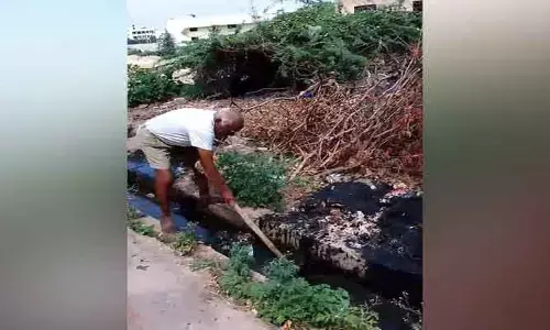 కౌన్సిలరే పారిశుద్ధ్య కార్మికుడై...!