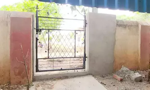ప్రభుత్వ స్థలంలో అక్రమ గేటు ఏర్పాటు.. గుర్తుతెలియని వ్యక్తులపై కేసు
