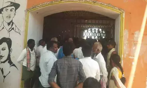 ఎంజేపీటీబీసీ రెసిడెన్షియల్ పాఠశాల వద్ద ఉద్రిక్తత