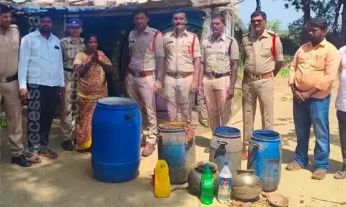 కిష్టాపురంలో గుడుంబాపై పోలీసుల దాడి..