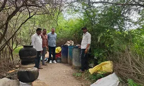 నాటుసారా కేంద్రం పై పోలీసుల దాడి..