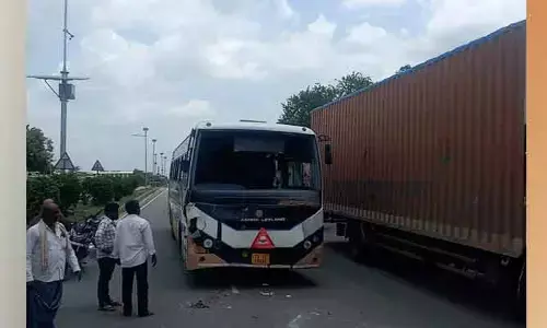 కంటైనర్ ను ఢీకొన్న ఆర్టీసీ బస్సు