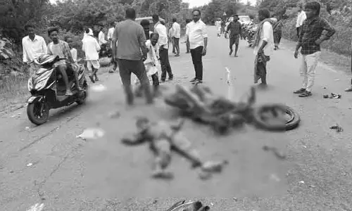 గుర్తు తెలియని వాహనం ఢీ.. ఇద్దరు యువకులు మృతి