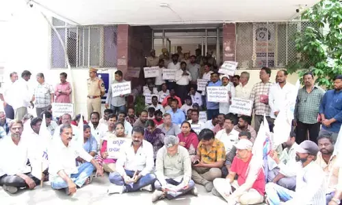 జర్నలిస్టుల సమస్యలు తక్షణం పరిష్కరించాలి.. ఐఅండ్‌పీఆర్ కార్యాలయం ఎదుట టీడబ్ల్యూజేఎఫ్ భారీ నిరసన
