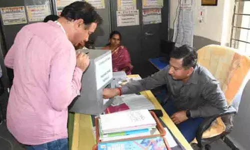 సామాజిక మాధ్యమాలకు దూరంగా ఉండి శ్రద్ధగా చదువుకోవాలి