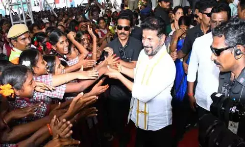 విద్యార్థినీల అభిమానానికి మురిసిన సీఎం