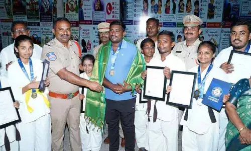 గిన్నిస్ వరల్డ్ రికార్డ్ విజేతలను అభినందించిన పోలీసులు