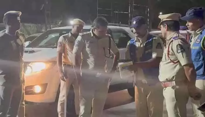 పాతబస్తిలో అర్థరాత్రి ఆకస్మిక తనిఖీలు.. పాతబస్తిలో అర్థరాత్రి ఆకస్మిక తనిఖీలు..