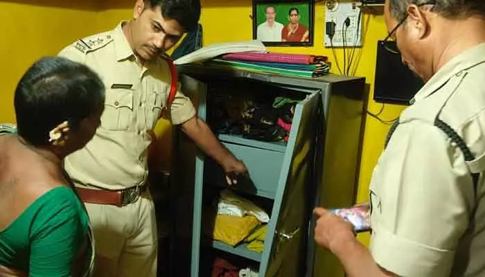 దిలావర్పూర్లో దొంగల హల్ చల్.. మాస్క్ ధరించి రెండు ఇండ్లలో చోరీ దిలావర్పూర్లో దొంగల హల్ చల్.. మాస్క్ ధరించి రెండు ఇండ్లలో చోరీ