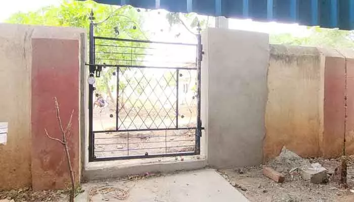 ప్రభుత్వ స్థలంలో అక్రమ గేటు ఏర్పాటు.. గుర్తుతెలియని వ్యక్తులపై కేసు ప్రభుత్వ స్థలంలో అక్రమ గేటు ఏర్పాటు.. గుర్తుతెలియని వ్యక్తులపై కేసు