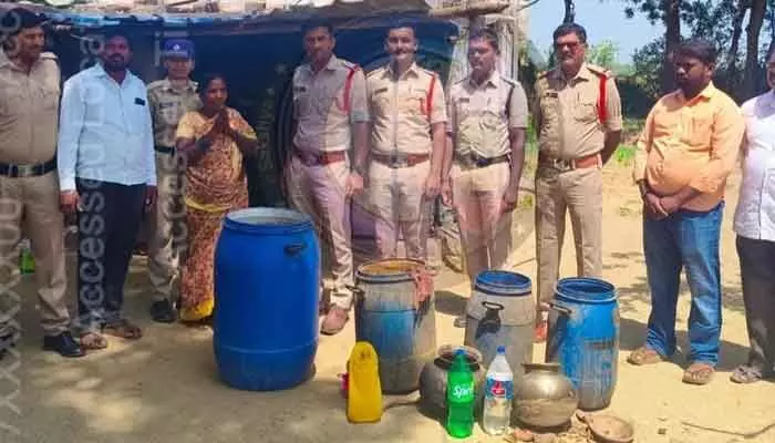 కిష్టాపురంలో గుడుంబాపై పోలీసుల దాడి.. కిష్టాపురంలో గుడుంబాపై పోలీసుల దాడి..