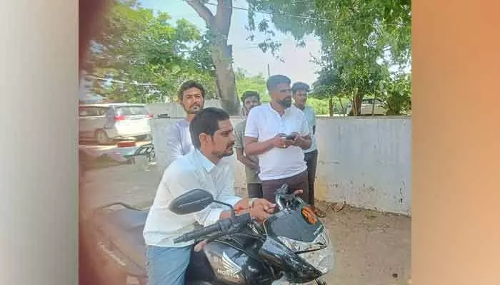 ఠాణాకు చేరిన మత్తు కార్యదర్శి ఠాణాకు చేరిన మత్తు కార్యదర్శి