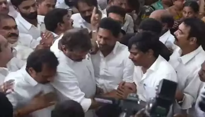ముద్రగడకు వైఎస్ జగన్ నివాళి ముద్రగడకు వైఎస్ జగన్ నివాళి