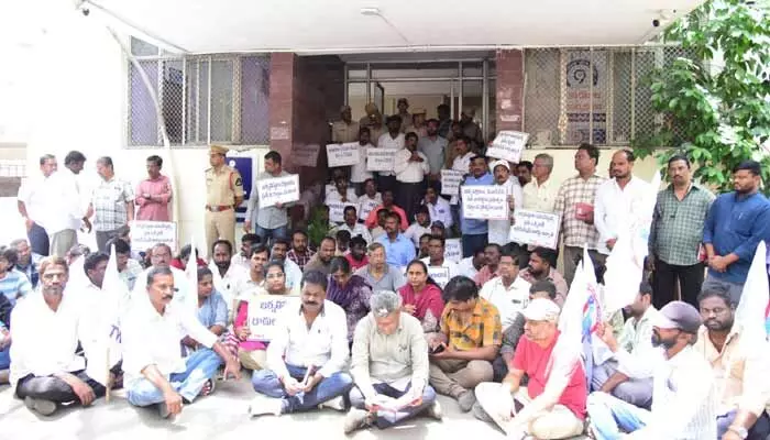 జర్నలిస్టుల సమస్యలు తక్షణం పరిష్కరించాలి.. ఐఅండ్పీఆర్ కార్యాలయం ఎదుట టీడబ్ల్యూజేఎఫ్ భారీ నిరసన జర్నలిస్టుల సమస్యలు తక్షణం పరిష్కరించాలి.. ఐఅండ్పీఆర్ కార్యాలయం ఎదుట టీడబ్ల్యూజేఎఫ్ భారీ నిరసన
