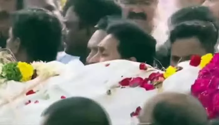 ముద్రగడ పాడె మోసిన జగన్ ముద్రగడ పాడె మోసిన జగన్