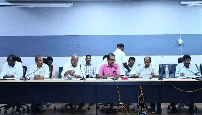 ప్రత్యామ్నాయ పంటలపై రైతులకు అవగాహన కల్పించాలి ప్రత్యామ్నాయ పంటలపై రైతులకు అవగాహన కల్పించాలి