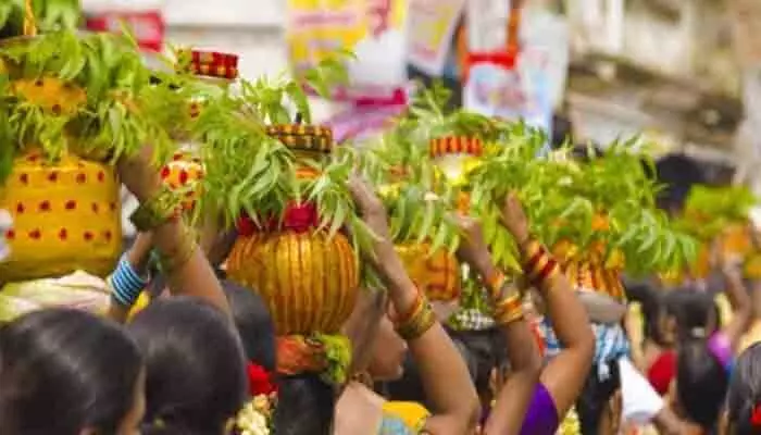 ఆషాఢ బోనాలకు వేళాయే.. అంగరంగ వైభవంగా నేటి నుంచి ఉత్సవాలు ఆషాఢ బోనాలకు వేళాయే.. అంగరంగ వైభవంగా నేటి నుంచి ఉత్సవాలు