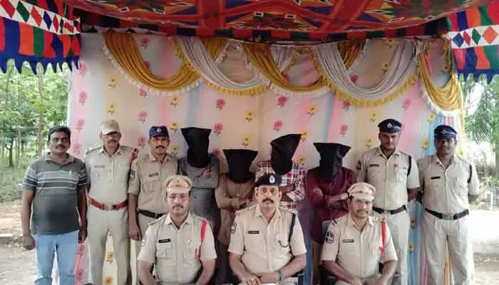 ప్రేమ పేరుతో మైనర్ బాలిక పై లైంగిక దాడి.. నలుగురు అరెస్ట్ ప్రేమ పేరుతో మైనర్ బాలిక పై లైంగిక దాడి.. నలుగురు అరెస్ట్