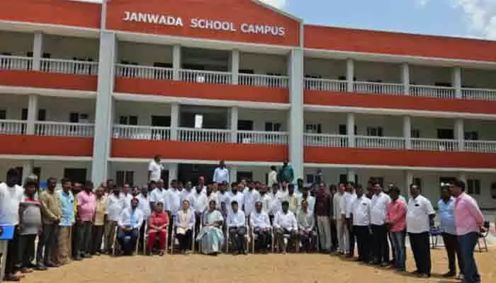 విద్యా వ్యవస్థను బ్రష్టుపట్టిస్తున్న కాంగ్రెస్ ప్రభుత్వం విద్యా వ్యవస్థను బ్రష్టుపట్టిస్తున్న కాంగ్రెస్ ప్రభుత్వం