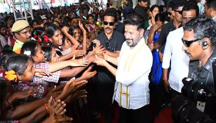 విద్యార్థినీల అభిమానానికి మురిసిన సీఎం విద్యార్థినీల అభిమానానికి మురిసిన సీఎం
