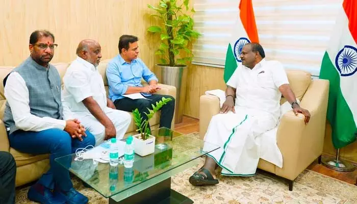 ఆదిలాబాద్ సీసీఐని వెంటనే తెరిపించాలి: కేంద్ర మంత్రిని కోరిన కేటీఆర్ ఆదిలాబాద్ సీసీఐని వెంటనే తెరిపించాలి: కేంద్ర మంత్రిని కోరిన కేటీఆర్