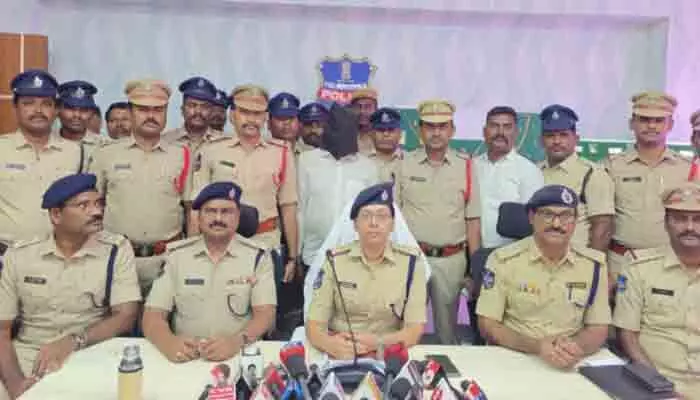 దుబ్బాక భారీ చోరీ కేసు ఛేదించిన పోలీసులు దుబ్బాక భారీ చోరీ కేసు ఛేదించిన పోలీసులు