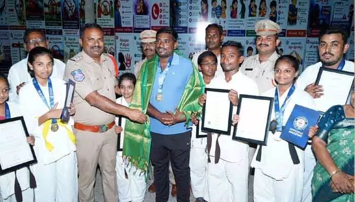 గిన్నిస్ వరల్డ్ రికార్డ్ విజేతలను అభినందించిన పోలీసులు గిన్నిస్ వరల్డ్ రికార్డ్ విజేతలను అభినందించిన పోలీసులు