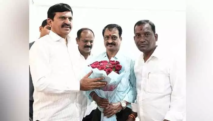జర్నలిస్టుల సమస్యలు త్వరలో పరిష్కరిస్తాం: మంత్రి పొంగులేటి జర్నలిస్టుల సమస్యలు త్వరలో పరిష్కరిస్తాం: మంత్రి పొంగులేటి