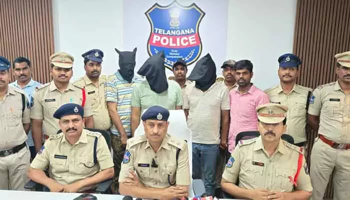 హనీట్రాప్ కేసును ఛేదించిన అల్వాల్ పోలీసులు హనీట్రాప్ కేసును ఛేదించిన అల్వాల్ పోలీసులు