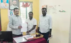 దళితుల ప్లాట్లను తిరిగి దళితులకే ఇవ్వాలి.. తహసీల్దార్కు వినతి పత్రం అందజేత దళితుల ప్లాట్లను తిరిగి దళితులకే ఇవ్వాలి.. తహసీల్దార్కు వినతి పత్రం అందజేత