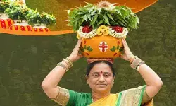 గోల్కొండలో బోనాల జాతర.. బోనం ఎత్తిన మంత్రి కొండా సురేఖ గోల్కొండలో బోనాల జాతర.. బోనం ఎత్తిన మంత్రి కొండా సురేఖ