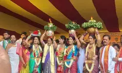 గోల్కొండలో బోనాల జాతర.. బోనం ఎత్తిన మంత్రి కొండా సురేఖ