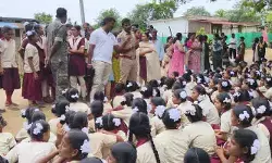 రోడ్డెక్కిన గిరిజన గురుకుల విద్యార్థినులు