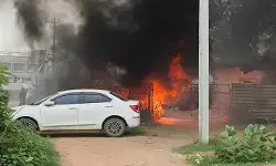 షార్ట్ సర్క్యూట్తో కార్ల షెడ్డులో అగ్నిప్రమాదం షార్ట్ సర్క్యూట్తో కార్ల షెడ్డులో అగ్నిప్రమాదం