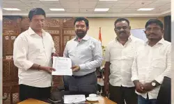 అభివృద్ధి పనులపై జలమండలి ఎండీ అశోక్ రెడ్డితో ఎమ్మెల్యే మర్రి రాజశేఖర్ రెడ్డి భేటీ అభివృద్ధి పనులపై జలమండలి ఎండీ అశోక్ రెడ్డితో ఎమ్మెల్యే మర్రి రాజశేఖర్ రెడ్డి భేటీ