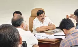 ఏ గ్రామంలోనూ మంచినీటి కొరత ఉండొద్దు : అధికారులకు ఆదేశం ఏ గ్రామంలోనూ మంచినీటి కొరత ఉండొద్దు : అధికారులకు ఆదేశం