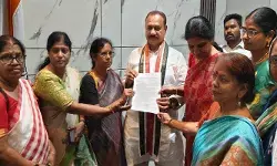 మహిళా రిజర్వేషన్లను తక్షణమే అమలు చేయాలి :  మహేష్ కుమార్ గౌడ్‌కు వినతిపత్రం