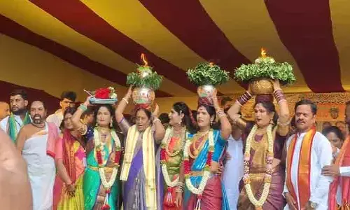 గోల్కొండలో బోనాల జాతర.. బోనం ఎత్తిన మంత్రి కొండా సురేఖ