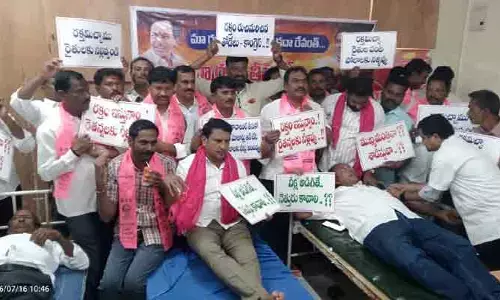 మా రక్తం తీసుకో.. రైతన్నకు నీళ్ళివ్వు.. సీఎం వ్యాఖ్యలకు నిరసనగా బీఆర్ఎస్ నేతల రక్తదానం