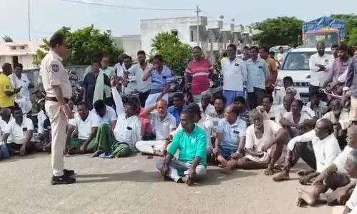 కరెంటు కోసం రైతుల రాస్తారోకో..