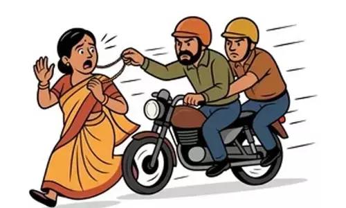 మహిళ మెడలో నుంచి బంగారు గొలుసు చోరీ
