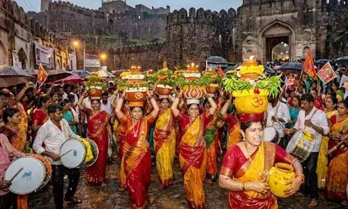 HYD: వర్షంలోనూ బోనాలు సమర్పిస్తున్న భక్తులు