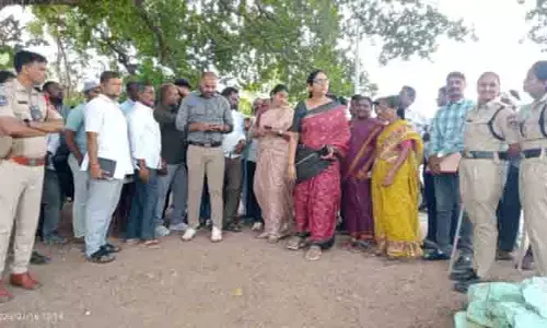 పోలీస్ పహరా మధ్య గ్రామ సభ!