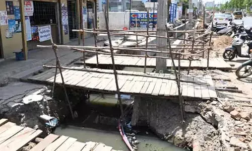 అసంపూర్తిగా డ్రైనేజీ నిర్మాణాలు