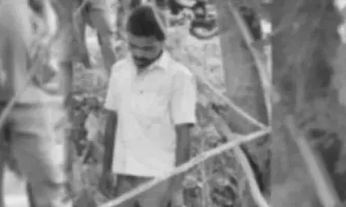 జాతీయ రహదారి పక్కన వ్యక్తి ఆత్మహత్య