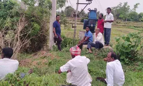 మాకొద్దు ఇలాంటి లైన్మెన్.. రైతులు ఆగ్రహం