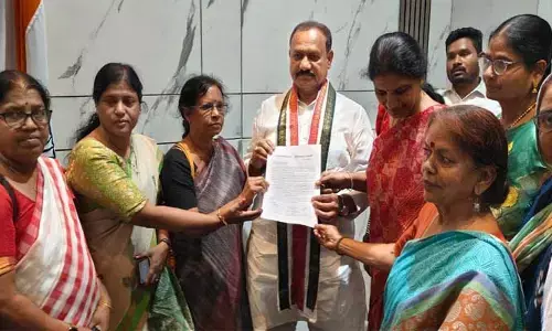 మహిళా రిజర్వేషన్లను తక్షణమే అమలు చేయాలి :  మహేష్ కుమార్ గౌడ్‌కు వినతిపత్రం