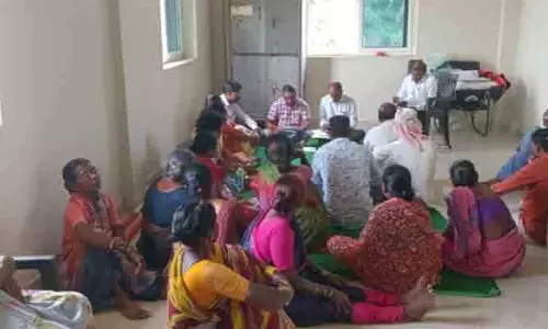 మహిళా సంఘం నిధుల వ్యవహారంలో అవకతవకల ఆరోపణలు