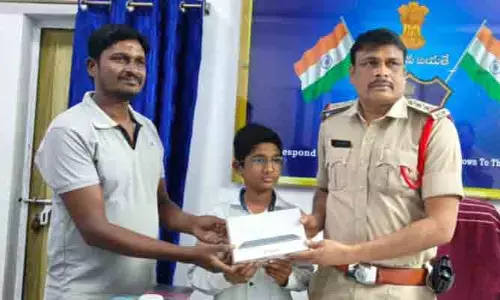 నిజాయితీ చాటుకున్న విద్యార్థి