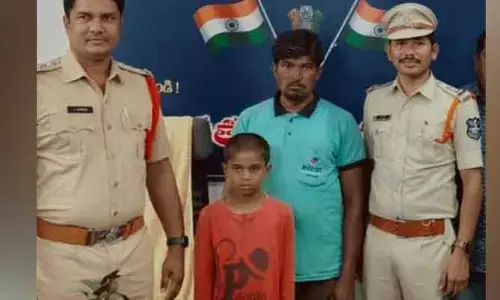 ప్రహరీ దూకి స్టూడెంట్ పరారీ